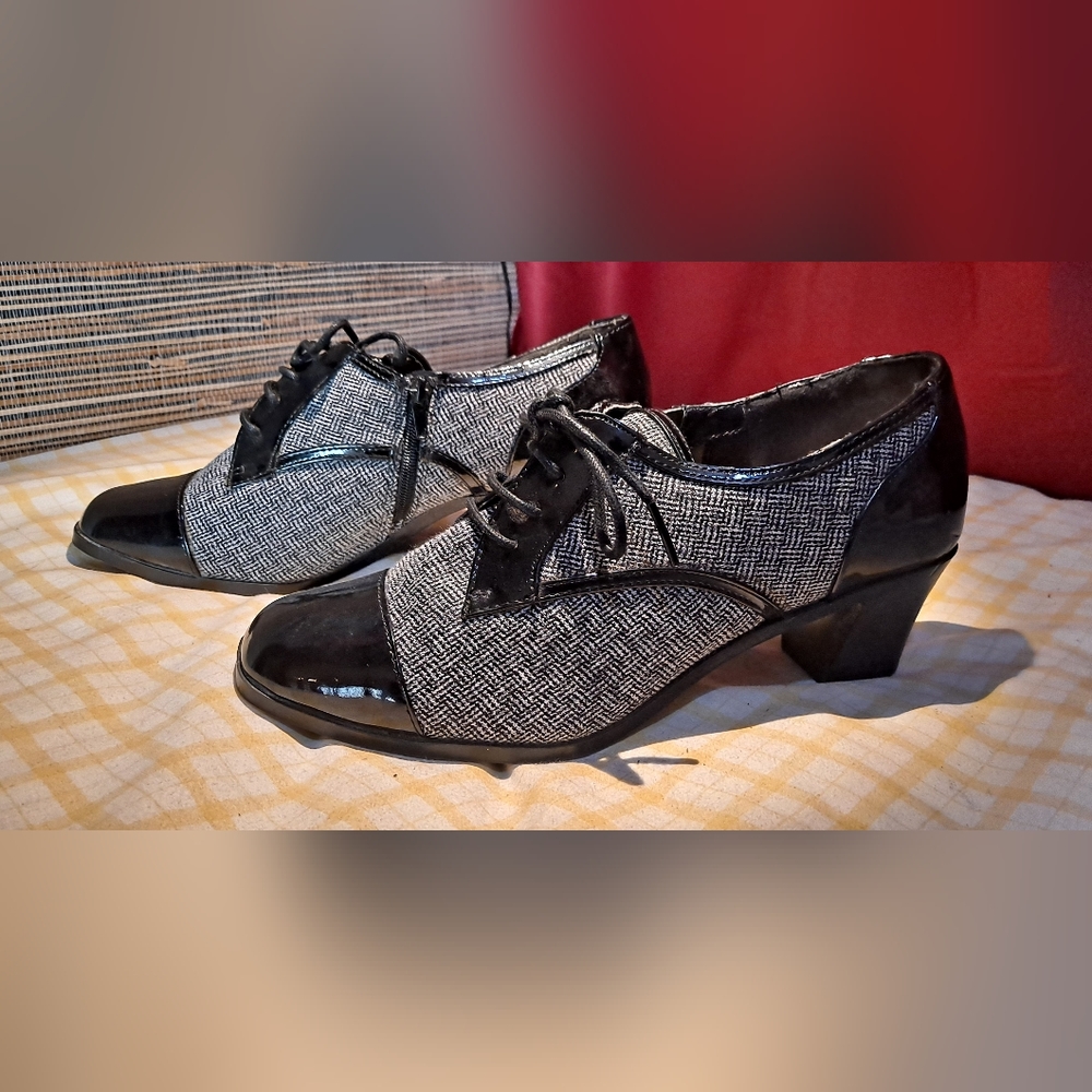 Womans 8 Ankle Boot